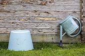 Watering cans and containers turned upside down to avoid the proliferation of mosquito larvae.