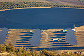 Remplacement des champs d'oliviers par de gigantesques installation de panneaux photovoltaïques, Village de Fuensante, Municipalité de Pinos Puente, Andalousie, Espagne