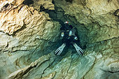Plongeur souterrain en descente dans le premier puits de la source de la Buèges, Hérault, France