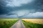 Hailstorm north of Chartres. Powerful 5cm hailstorm between Chartres and Dreux on 4 June 2022 with the formation of an imposing arcus. Tremblay les villages, Eure et Loir, France