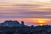 Rochers sur la plage de Locquemeau au coucher de soleil, printemps, Trédrez-Locquémeau, Côtes-d'Armor, France