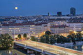 Vue d'ensemble de la ville de Lyon avec immeuble du 6ème arrondissement et super pleine lune d'été du mois d'août, Lyon, France.