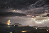 Coucher de lune sous l'orage, Bazzano, Parme, Italie.