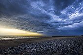 Ciel orageux sur une plage de la Côte d'Opale en été, Pas de Calais, France