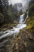 La Grande Cascade à proximité des sources du Guiers Vif, vue depuis le sentier des Cascades, Le Cirque de Saint-Même, Saint-Pierre-d'Entremont, parc naturel régional de Chartreuse, Isère, France