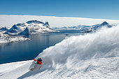 Snowbordeuse dans le fjord de Nuuk, Groenland