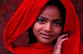 Pakistan - Hijra, les demi-femmes du Pakistan - Hina 10 ans est née dans les environs d'Harappa. Elle travaille depuis deux ans.  Son ÒoncleÓ l'a emmené avec lui dans un cirque. Elle envoi l'argent à sa mère et espère être danseuse. Elle n'a jamais été à 