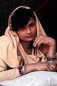 Pakistan - Hijra, les demi-femmes du Pakistan - Rubi, 26 ans est venu dans ce milieu car elle avait besoin d'argent et maintenant c'est son travail.  