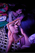 Pakistan - Hijra, les demi-femmes du Pakistan - Hijra qui se prepare pour danser dans un cirque dans la province du Punjab