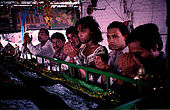 Pakistan - Hijra, les demi-femmes du Pakistan - Lors de la fête du saint soufi Baba Masta Wali Sarkar, une centaine d'Hijra se retrouvent dans des campements. Ils se rendent chaque jour sur la tombe en procession et se donnent en spectacle.