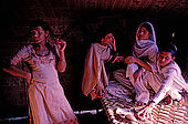Pakistan - Hijra, les demi-femmes du Pakistan - Intimité des tentes avant les danses du soir dans un cirque