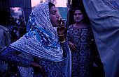 Pakistan - Hijra, les demi-femmes du Pakistan - Lors de la fête du saint soufi Baba Masta Wali Sarkar, une centaine d'Hijra se retrouvent dans des campements. Ils se rendent chaque jour sur la tombe en procession et se donnent en spectacle.