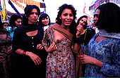 Pakistan - Hijra, les demi-femmes du Pakistan - Lors de la fête du saint soufi Baba Masta Wali Sarkar, une centaine d'Hijra se retrouvent dans des campements. Ils se rendent chaque jour sur la tombe en procession et se donnent en spectacle.