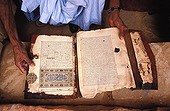 Mauritanie, Chinguetti, Member of Al Habott family showing old koranic manuscripts