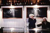 Italia,Venezia - locale tipico   Cantina vecia Carbonera - Cannaregio, 2329 - Campo della Maddalena -Tel. 041 710376 Clienti abituali si ritrovano per conversare 