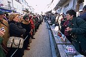 France, Lot, Quercy region village Lalbenque vendant sa récolte au marché du mardi les clients attendent l'ouverture de la vente derrière une corde editorial only