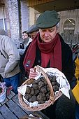 France, Lot, Quercy region village Lalbenque producteur de truffes vendant sa récolte au marché du mardi editorial only