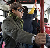un giovane all'interno dell'autobus n. 27