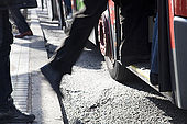passeggeri che salgono sul bus 27 in Paseo del Prado