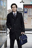 Giovane uomo d'affari in Paseo de la Castellana alla fermata dell'autobus, Castellana, Madrid, Espagne