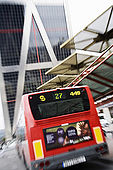 capolinea dell'autobus n. 27 in Plaza de Castilla con una delle Torres Kio sul fondo (Johnson Burgee Architects)
