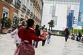 Museo Thyssen-Bornemisza, cortile esterno con na scolaresca che entra 