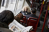 un passeggero legge El Pais all'interno dell'autobus n. 27 in Paseo de La  Castellana