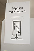 Montpellier, La Banque Postale, signalétique de remise de chèque automatique,