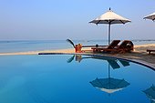Birmanie, Rakhine - Swimming Pool at the Sea, Hotel Complex of the Amazing Ngapali Resort Hotel, Ngapali, West Coast