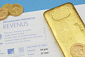 Feuille de déclaration des revenus. Lingot d'or de 1 kg, Napoléons et Louis d'or.