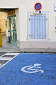 26, Saoû. Emplacement d'une place de parking réservé aux personnes handicapées devant un bureau de Poste.