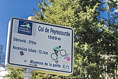 France, Hautes-Pyrénées, col de Peyresourde (1569 mètres) entre la vallée du Louron et la vallée de Luchon (Haute-Garonne), pancarte d'information pour les cyclistes