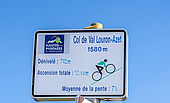 France, Hautes-Pyrénées, col de Val Louron-Azet (1580 mètres), entre la Valllées d'Aure et du Louron, pancarte d'information pour les cyclistes