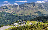 France, Hautes-Pyrénées, station de ski de Val Louron vue depuis le col de Val Louron-Azet (1580 mètres), et versant de la Vallée de Luchon (Haute-Garonne)