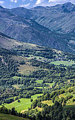 France, Hautes-Pyrénées, vue sur la Vallée d'Aure depuis le col de Val Louron-Azet (1580 mètres) (route du Pla D'Adet de St Lary-Soulan)