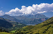France, Hautes-Pyrénées, vue sur la Vallée d'Aure depuis le col de Val Louron-Azet (route du Pla D'Adet de St Lary-Soulan)