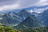 France, Hautes-Pyrénées, vue  depuis le col de Val Louron-Azet (1580 mètres) vers les sommets de la frontière franco-espagnole