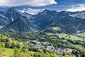 France, Hautes-Pyrénées, vue  sur le village d'Azet et les sommets de la frontière franco-espagnole, depuis le col de Val Louron-Azet (1580 mètres)
