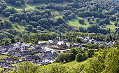 France, Hautes-Pyrénées, village d'Azet vu depuis le col de Val Louron-Azet 