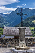 France, Hautes-Pyrénées, vallée d'Aure, village d'Azet, calvaire