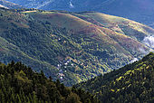 France, Hautes-Pyrénées, col de la Hourquette d'Ancizan (1564 mètres), entre les vallées d'Aure et de Campan, vue sur la vallée d'Aure et le hameau de Barrancoueu