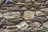 France, Hautes-Pyrénées, Vallée du Louron, détail de mur en pierres d'une maison du village de Mont