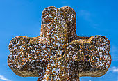 France, Hautes-Pyrénées, Vallée du Louron, Mont, croix dans le cimetière de l'église Saint Barthélémy (13ème-16ème siècles) 