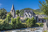 France, Hautes-Pyrénées, vallée d'Aure, Arreau, église Notre-Dame et maison Jean Féraud au bord de la Neste du Louron (Chemin de Saint Jacques de Compostelle)