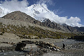 Pakistan, région de Gilgit Baltistan, vallée de Rupal,  un troupeau de moutons traverse la rivière Shaigiri à 3500 mètres d'altitude.