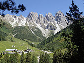 Autriche, Tyrol, alpes de Stubai, le refuge de montagne Kemater au bas de la chaîne calcaire de Kalkkögel.