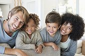 Portrait d'un couple avec ses deux enfants, ils sourient