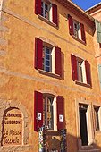 France, Provence, Roussillon, village, ochre house