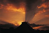 Mexique, Yucatan, Chichen Itza, coucher de soleil sur le Castillo