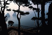 Italie, Campanie, Golfe de Naples, Capri, les Faraglioni